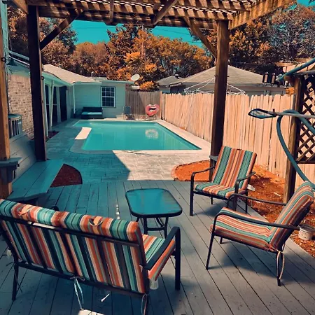 Home For Summer With Pool, Pool Table, Outdoor Kitchen,Patio And Balcony